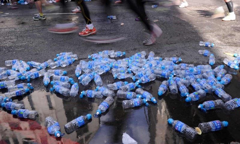 伦敦半马赛首次禁用一次性塑料水瓶 改用“可食用水包”
